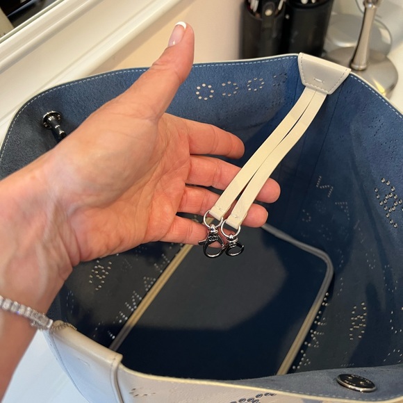 Chanel calfskin leather shopping tote with shoulder strap and separate handle - Picture 6 of 8